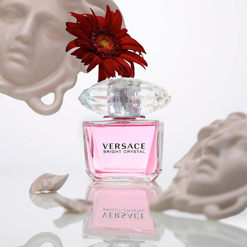 Set Cadou Versace Bright Crystal EDT 90 ml + Gel De Baie & Gel De Duș Doi În Unu 100 ml + Loțiune De Corp 100 ml + Miniatură EDT 5 ml